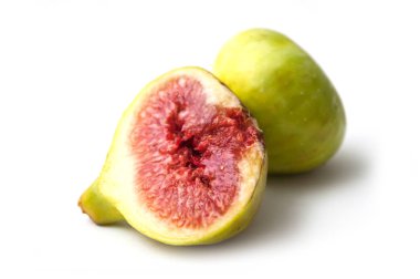 Beyaz arka plan üzerinde taze incir meyve closeup