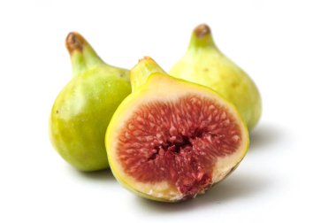 Beyaz arka plan üzerinde taze incir meyve closeup