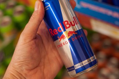 Mulhouse - France - 15 Eylül 2018 - Red bull enerji içeceği closeup alüminyum el süpermarkette olabilir