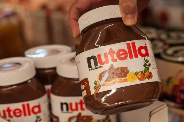 Mulhouse França Setembro 2018 Closeup Nutella Jar Mão Supermercado Nutella — Fotografia de Stock