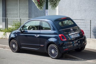 Brunstatt - Fransa - 16 Eylül 2018 - Lacivert fiat 500 sokakta park. 