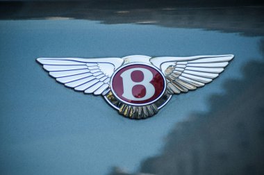 Mulhouse - Fransa - 16 Eylül 2018 - perakende Bentley logosu arka vagon üzerinde sokakta park edilmiş.
