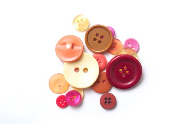 kırmızı ve turuncu düğme ve beyaz zemin üzerine kırmızı pamuk ipliği closeup