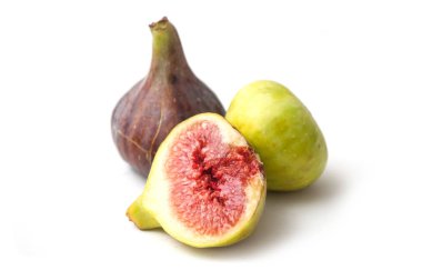 beyaz zemin üzerine yeşil ve mor incir meyve closeup