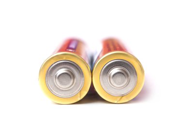 beyaz zemin üzerine altın ve gümüş aa alkalin pil grubu closeup