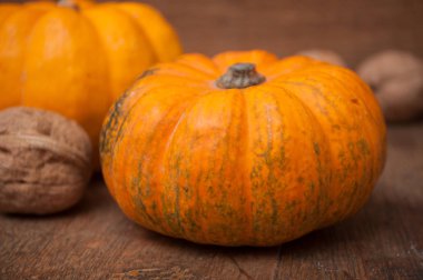 küçük kabak ve ceviz ahşap arka plan üzerinde closeup