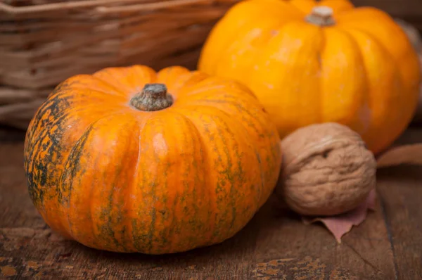 Närbild Små Pumpor Och Valnötter Trä Bakgrund — Stockfoto