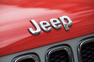 Mulhouse - Fransa - 22 Eylül 2018 - tatlı turuncu açık araba jeep logosunun sokakta park edilmiş. 