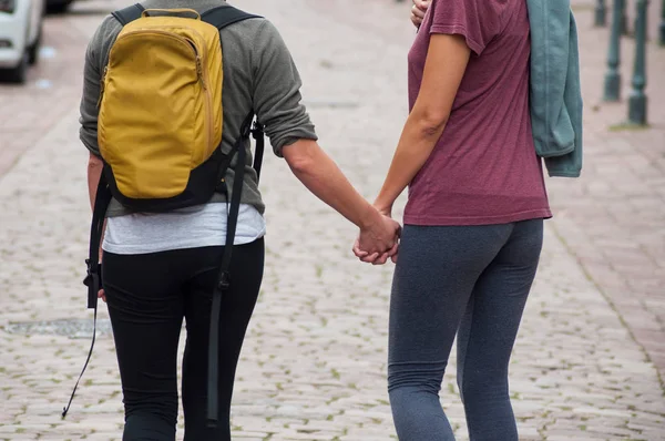 Primer Plano Chicas Lesbianas Estrechando Las Manos Caminando Calle Vista — Foto de Stock