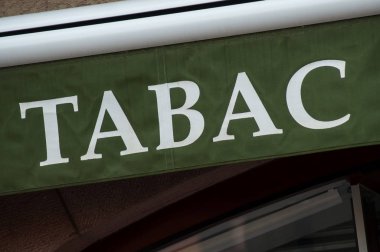 Fransızca metin tabac ile yeşil tütün mağaza önünde, İngilizce traduction tütün closeup 