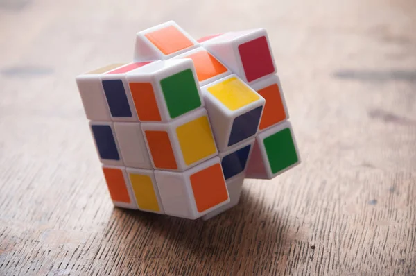 Mulhouse França Setembro 2018 Fecho Cubo Rubik Sobre Fundo Mesa — Fotografia de Stock