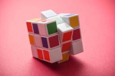 Mulhouse - Fransa - 27 Eylül 2018 - closeup Rubik küp kırmızı zemin üzerine