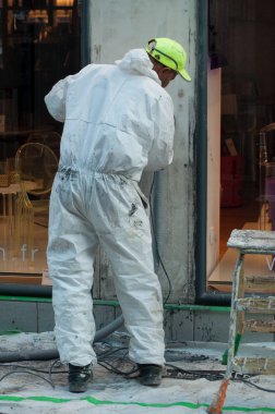 Mulhouse - Fransa - 28 Eylül 2018 - ressam portre üzerinde mağaza cephe sokaklarda