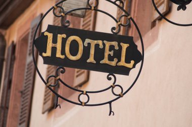 vintage hotel tabela metalik panelde closeup 