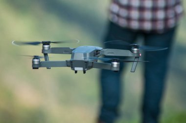 video uygulaması için küçük dron closeup pilotuna arka plan üzerine açık