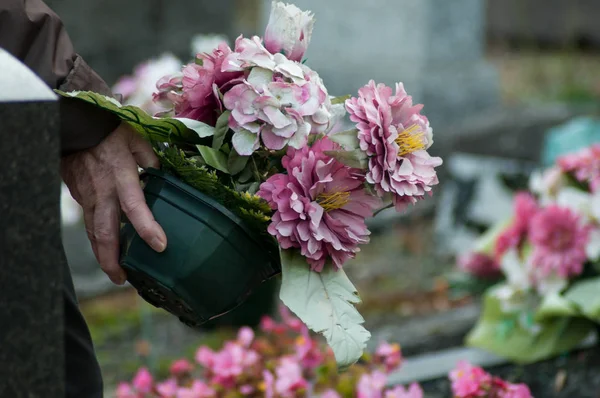 Detailní Záběr Ruky Stařena Umělými Květinami Hřbitově — Stock fotografie