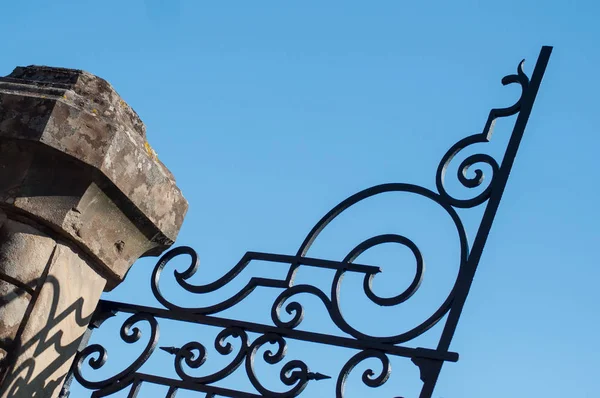 青い空を背景にフランスの城の金属のポータルの小売 — ストック写真