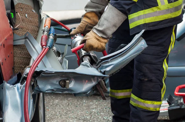 Close Homem Resgate Francês Com Máquina Pneumática Carro Caiu — Fotografia de Stock