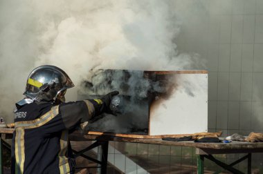 nasıl bir yangın söndürmek için gösterilen Fransız itfaiyeci portresi