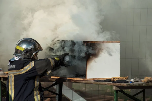 Retrato Bombeiro Francês Mostrando Como Extinguir Incêndio — Fotografia de Stock