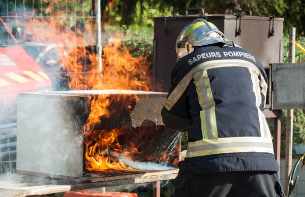 Retrato Bombeiro Francês Mostrando Como Extinguir Incêndio — Fotografia de Stock