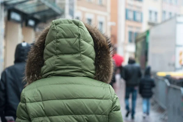 Close Van Meisje Lopen Straat Met Groene Winterjas Met Kap — Stockfoto