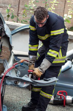 St Marie aux mayınlar - Fransa - 2 Ekim 2018 - closeup kaza araba Pnömatik Makine ile kurtarma adam Fransız