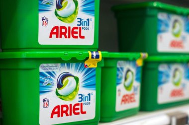 Mulhouse - Fransa - 3 Ekim 2018 - kapsül ile deterjan kutusu closeup Super U süpermarkette Ariel markadan