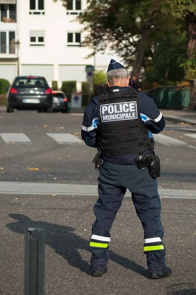 Mulhouse Francia Ottobre 2018 Poliziotto Municipale Piedi Strada — Foto Stock