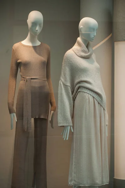 Крупный План Двух Манекенов Шерстяным Пуловером Манекене Салоне Модного Магазина — стоковое фото