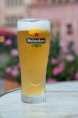 Mulhouse - Fransa - 22 Eylül 2018 - Closeup restoranın terasında, Heineken markadan Fransız bira cam