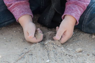 Elin diyarında oynarken küçük çocuk portre 