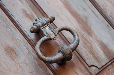 ahşap kapı üzerindeki bronz kolu closeup