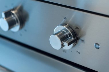 Gri düğmeli fırın torpidosuna yakın çekim