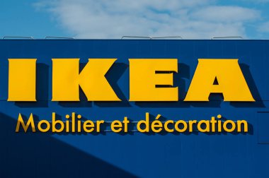 Mulhouse - Fransa 11 Ekim 2018 - perakende mağaza cephesinde IKEA logosunun. IKEA dünyanın en büyük mobilya perakendeci ve mobilya montajı hazır satıyor