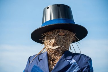 Korkuluk saman mavi gökyüzü arka plan üzerinde kafa ile portresi