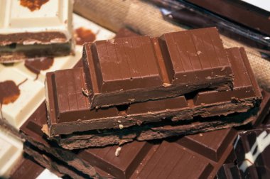 düz çikolata yığın lüks çikolata deposundaki closeup