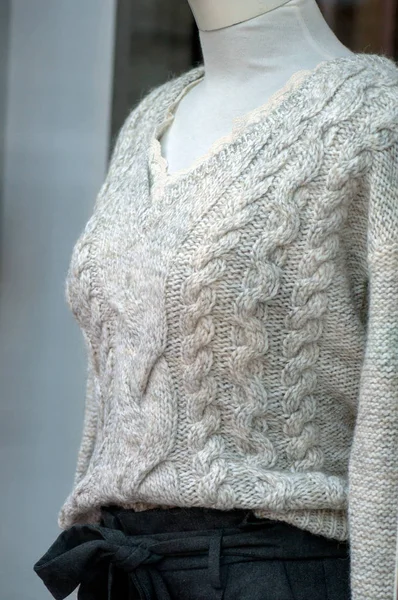 Zbliżenie Szary Sweter Manekinie Salonie Rozwój Sklepu Moda Dla Kobiet — Zdjęcie stockowe