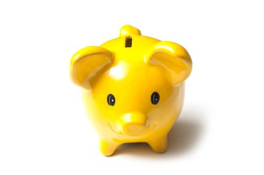 Beyaz arka planda sarı domuz kumbarası.