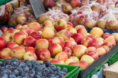 closeup markette taze kırmızı elma
