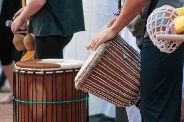 adam closeup Afrika davul açık eller