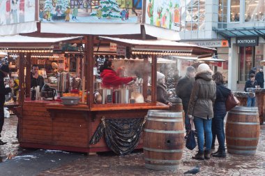 Mulhouse - Fransa - 9 Aralık 2017 - hizmet veren kadın Noel pazarı, şarap mulled.