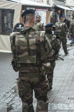 Mulhouse - Fransa - 9 Aralık 2017 - Noel piyasasında askeri devriye grubu