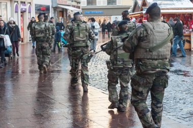 Mulhouse - Fransa - 9 Aralık 2017 - Noel piyasasında askeri devriye grubu
