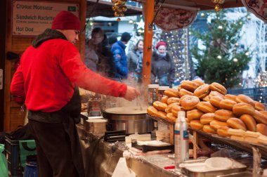 Mulhouse - Fransa - 5 Aralık 2017 - hizmet veren adam Noel markette krep.