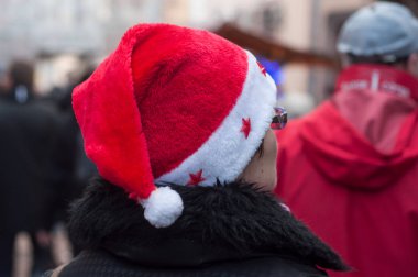 Riquewihr - Fransa - 16 Aralık 2017 - Noel şapka yürüme ile kadın portresi geri Noel pazarında görüntülemek 