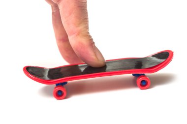 minyatür paten kurulu beyaz arka plan üzerinde parmaklar portre 