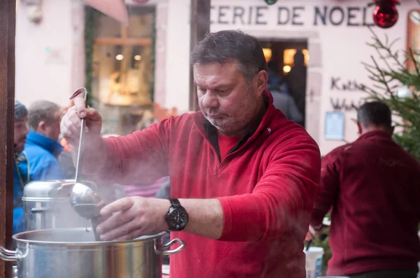 Riquewihr Frankreich Dezember 2017 Mann Serviert Glühwein Auf Dem Weihnachtsmarkt — Stockfoto