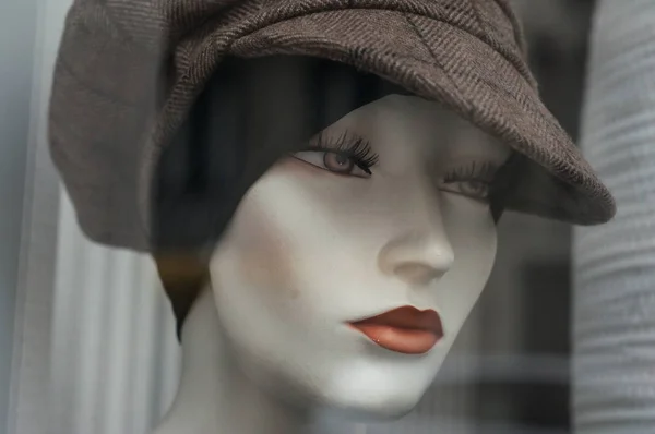 Retrato Maniquí Con Sombrero Marrón Una Tienda Compras Moda Femenina —  Fotos de Stock