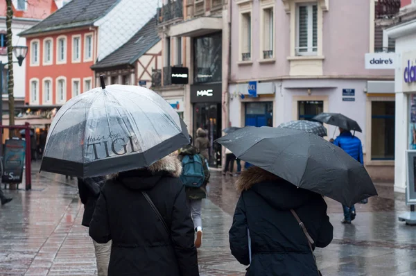 Mulhouse Frankrijk December 2017 Mensen Lopen Met Paraplu Wandelstraat — Stockfoto